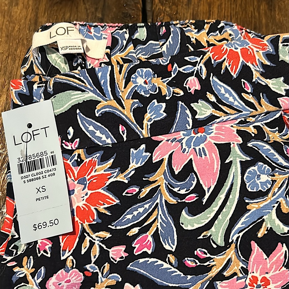 •NWT LOFT PXS Blue floral print stretch waisted capris• - Picture 4 of 11